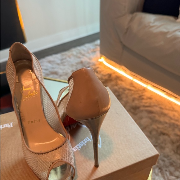 Christian Louboutin Very Rete Gold
Tan Mesh Peep Toe Pump size 38 - Picture 5 of 8